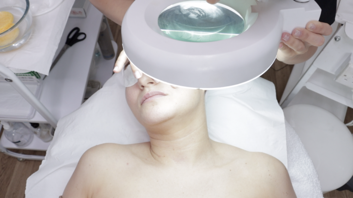 How to do a Professional Facial: 10 Step of Facial Treatment