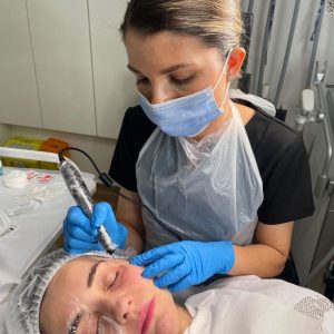 tutor eleonora androva performing plasma pen treatment on lower eyelid